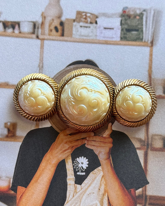 Broszka Givenchy Carved Pearl