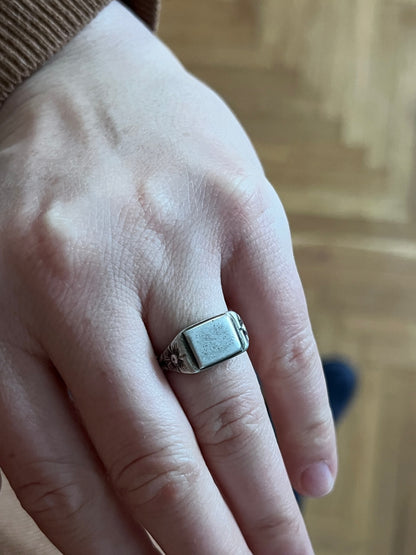 Pierścionek Sygnet z Kwiatkiem Srebro